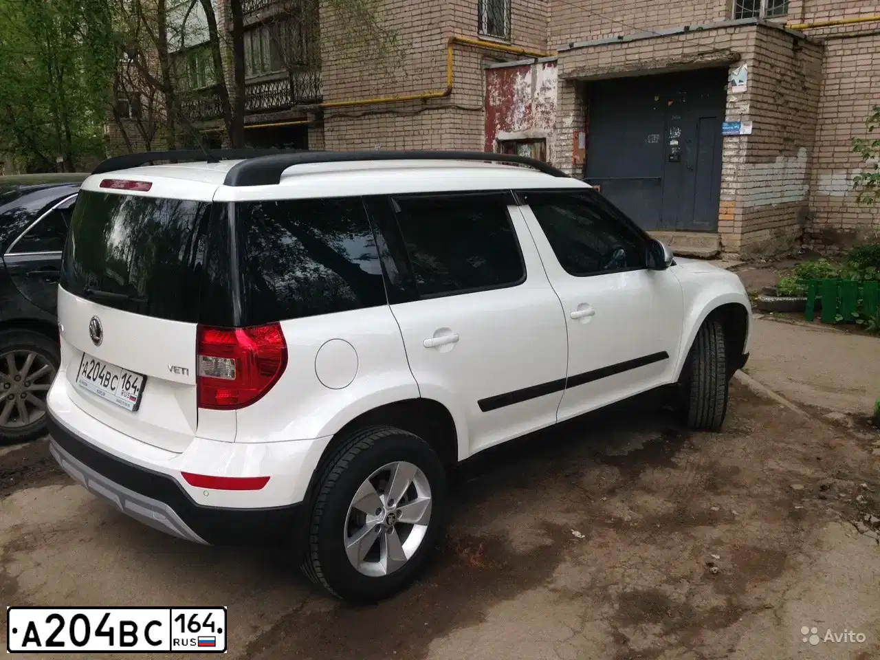 Фото автомобиля SKODA YETI, 2014 — госномер Е562РТ702. Цвет: Белый