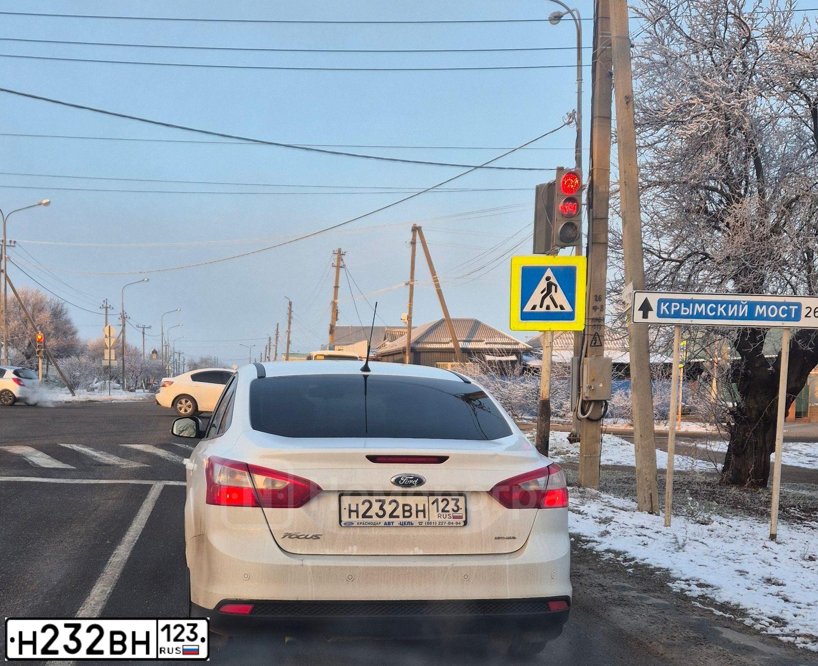 Фото автомобиля FORD FOCUS, 2011 — госномер Н232ВН123. Цвет: БЕЛЫЙ