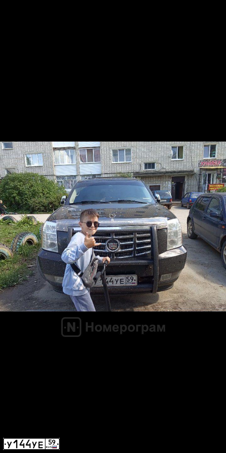 Фото автомобиля CADILLAC ESCALADE, 2007 — госномер У144УЕ59. Цвет: ЧЕРНЫЙ