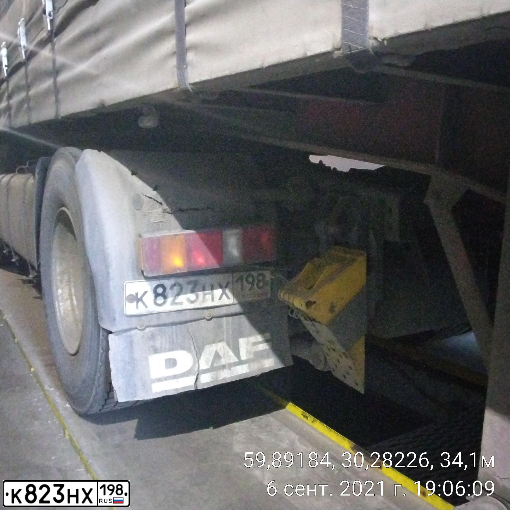 Фото автомобиля DAF CF 85 FT /4X2/, 2007 — госномер К823НХ198. Цвет: ТЕМНО-КРАСНЫЙ