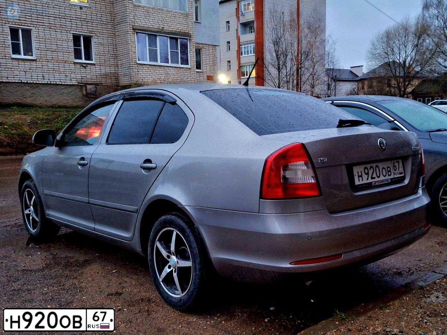 Фото автомобиля SKODA OCTAVIA, 2012 — госномер Н920ОВ67. Цвет: Серый