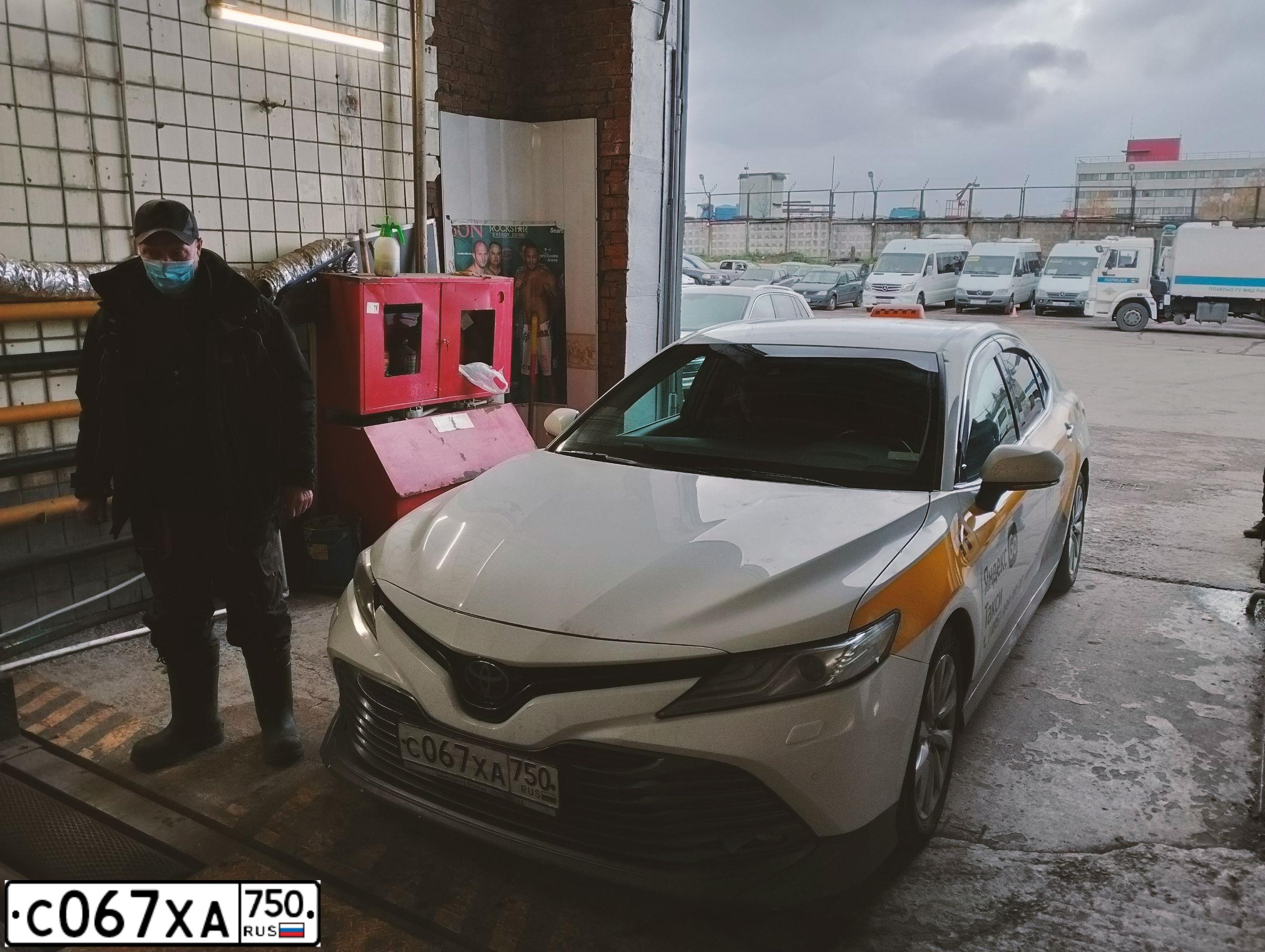 Фото автомобиля TOYOTA CAMRY, 2019 — госномер М415УС69. Цвет: БЕЛЫЙ ЖЕЛТЫЙ СЕРЫЙ