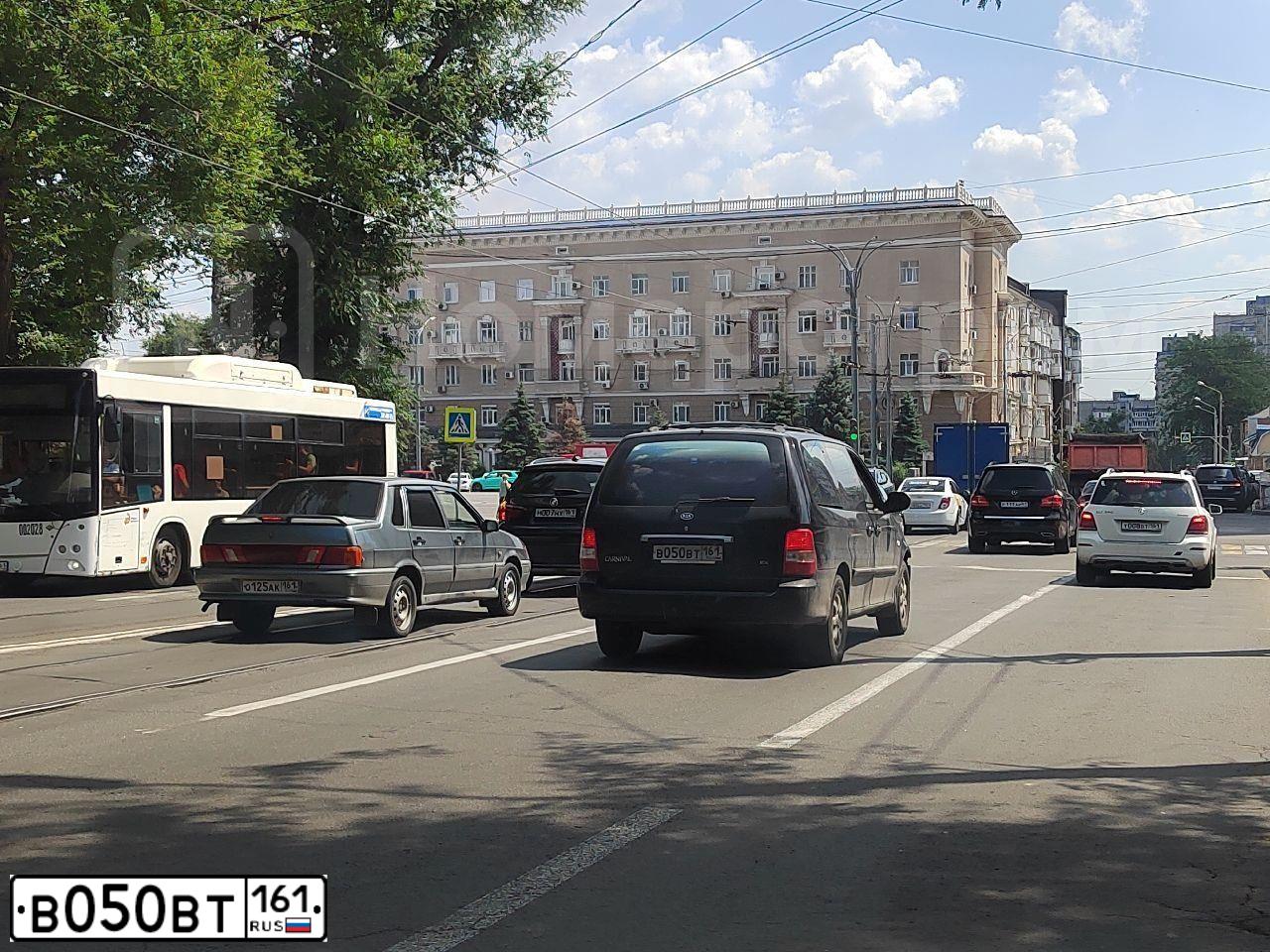 Фото автомобиля KIA CARNIVAL, 2005 — госномер В050ВТ161. Цвет: ЧЕРНЫЙ