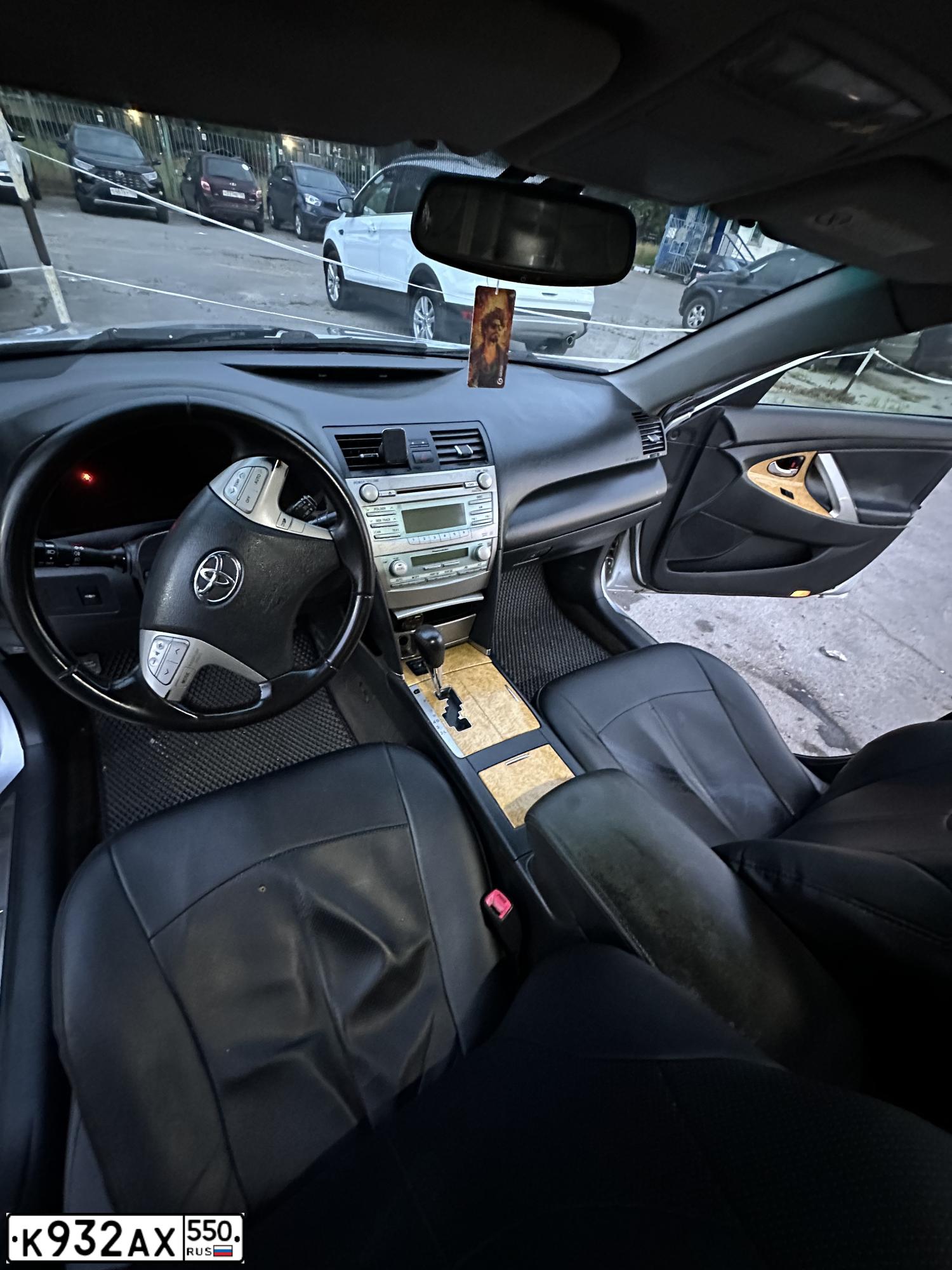 Фото автомобиля TOYOTA CAMRY, 2006 — госномер К932АХ550. Цвет: Серебристый