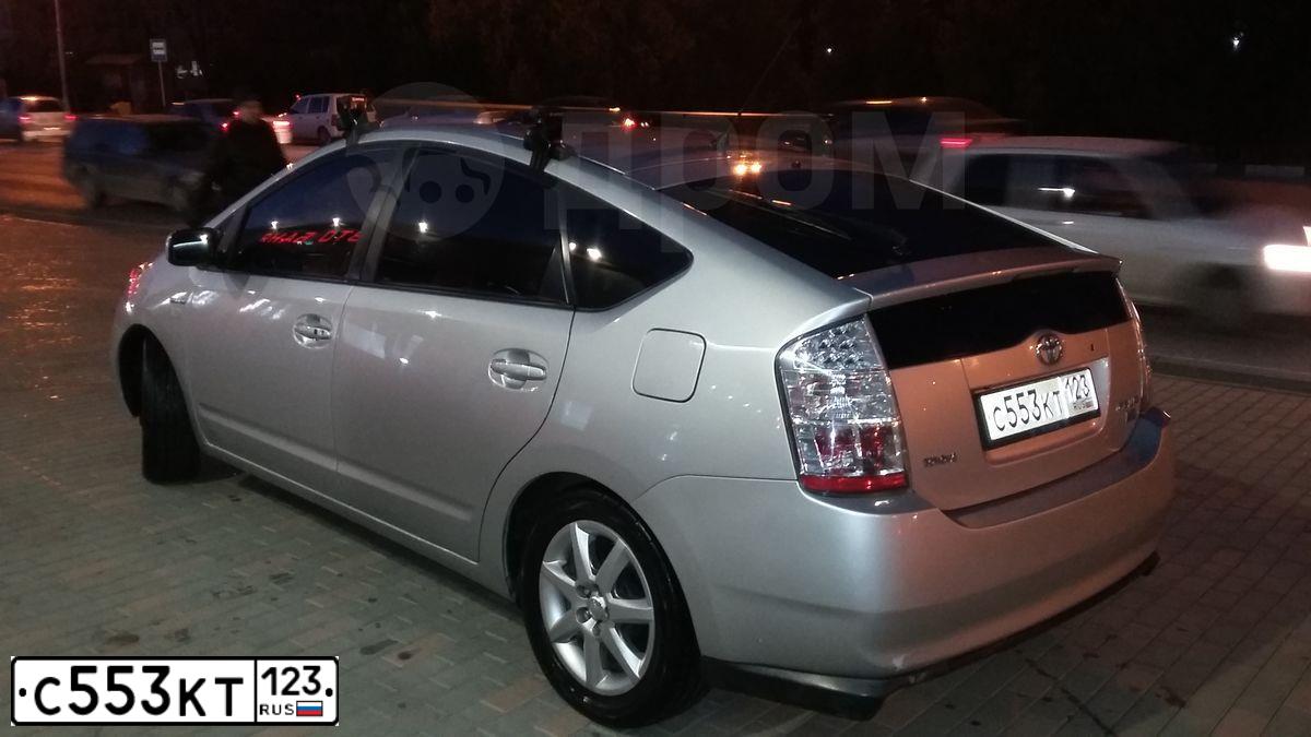 Фото автомобиля TOYOTA PRIUS, 2008 — госномер В588УР161. Цвет: СЕРЕБРИСТЫЙ