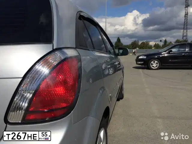 Фото автомобиля KIA RIO, 2011 — госномер Т267НЕ55. Цвет: СЕРЕБРИСТЫЙ