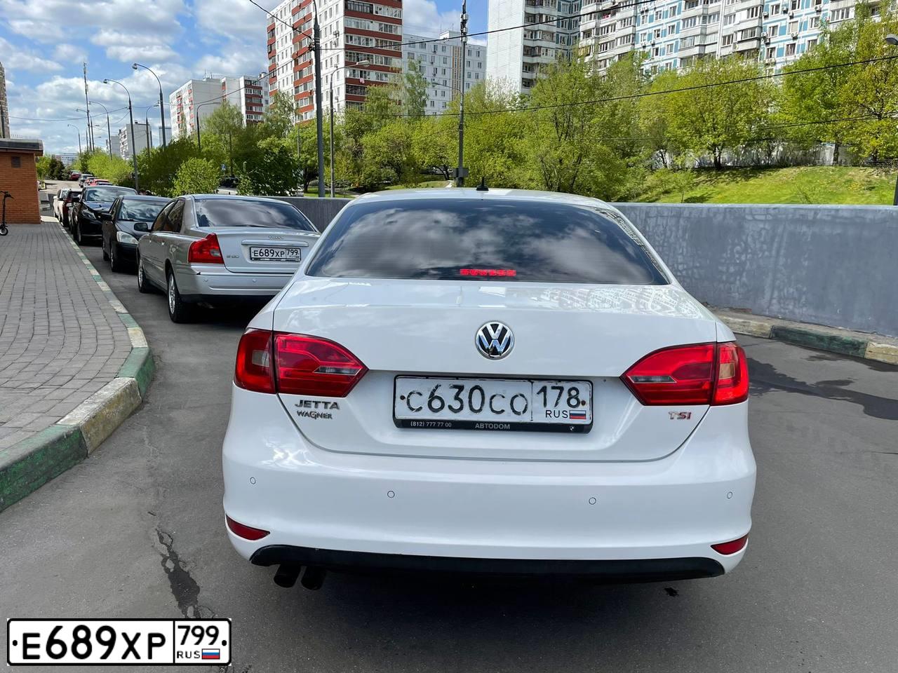 Фото автомобиля VOLVO S80, 2005 — госномер Е689ХР799. Цвет: Серебристый