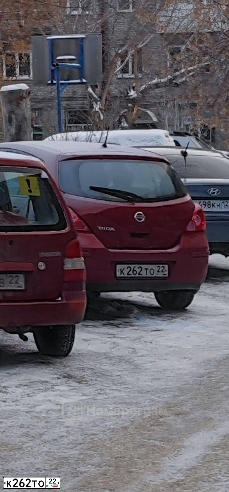 Фото автомобиля NISSAN TIIDA, 2008 — госномер К262ТО22. Цвет: КРАСНЫЙ