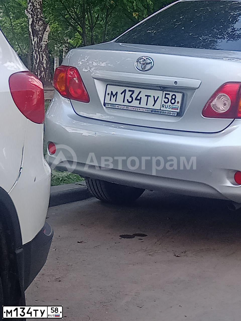 Фото автомобиля TOYOTA COROLLA, 2008 — госномер М134ТУ58. Цвет: Серебристый