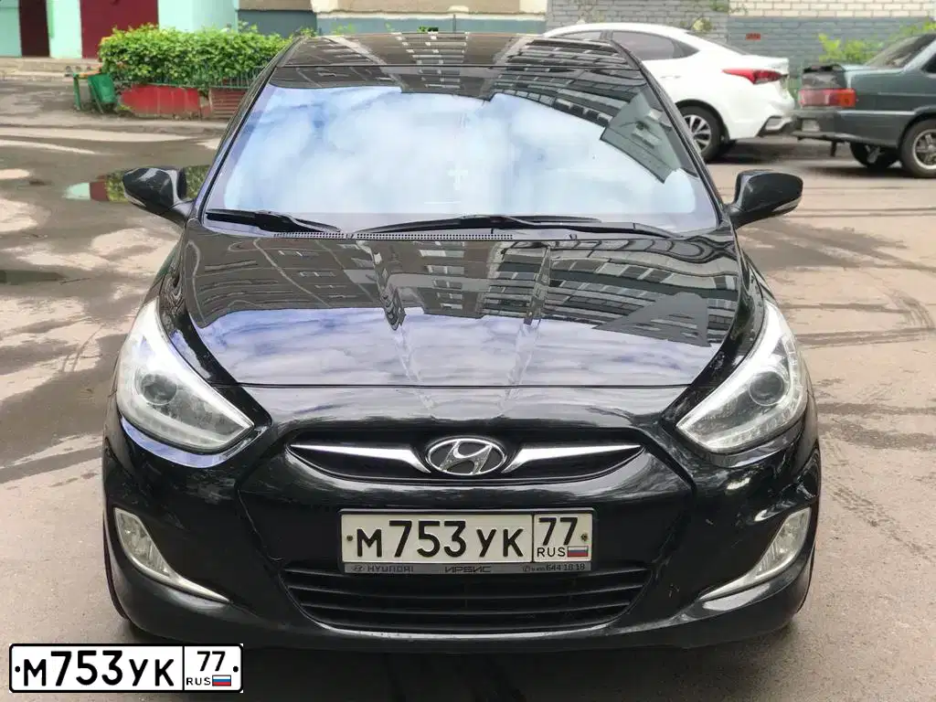 Фото автомобиля HYUNDAI SOLARIS, 2013 — госномер О212УУ46. Цвет: ЧЕРНЫЙ