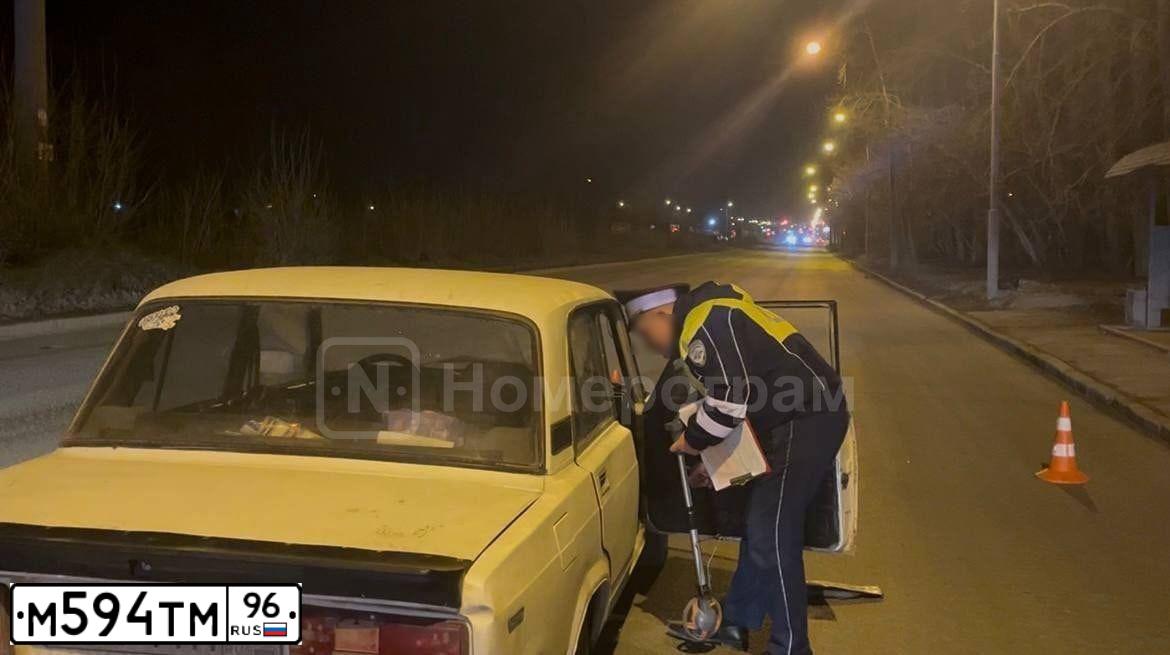 Фото автомобиля LADA 2105, 1996 — госномер М594ТМ96. Цвет: САФАРИ