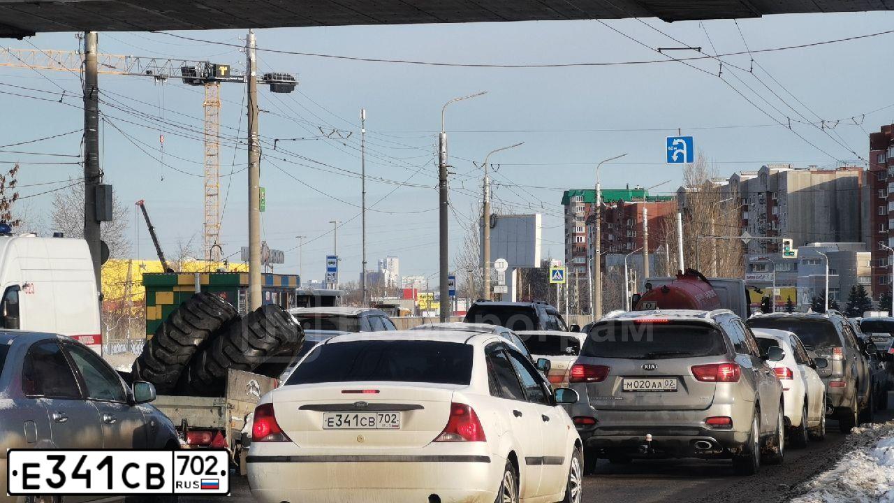 Фото автомобиля FORD FOCUS, 2002 — госномер Е341СВ702. Цвет: Белый