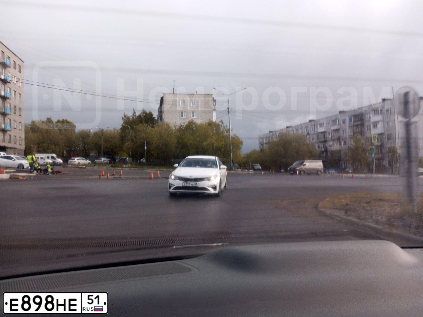 Фото автомобиля KIA MAGENTIS / OPTIMA, 2018 — госномер Е898НЕ51. Цвет: Белый