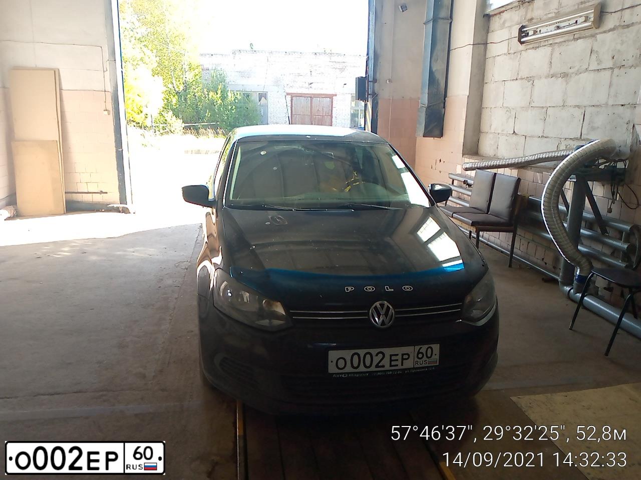 Фото автомобиля VOLKSWAGEN POLO, 2011 — госномер О002ЕР60. Цвет: ЧЕРНЫЙ