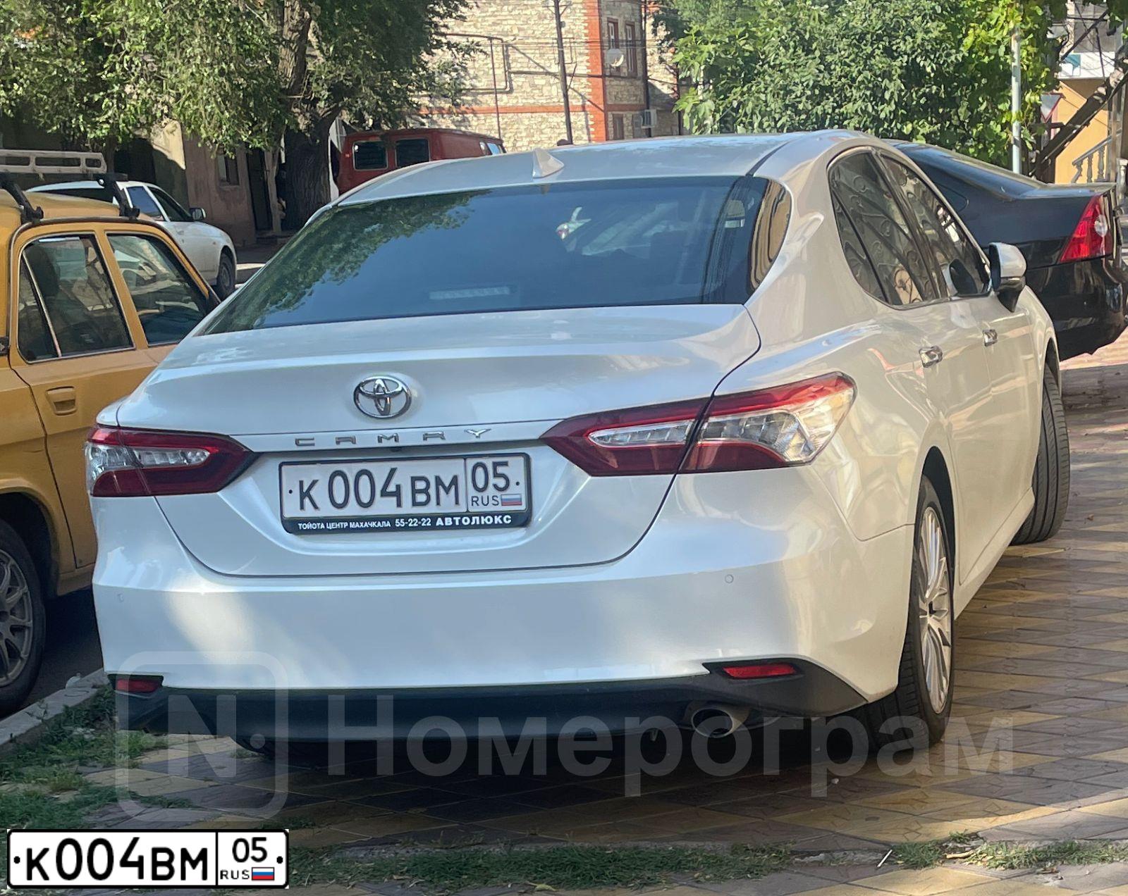 Фото автомобиля TOYOTA CAMRY, 2020 — госномер У289КТ05. Цвет: Белый