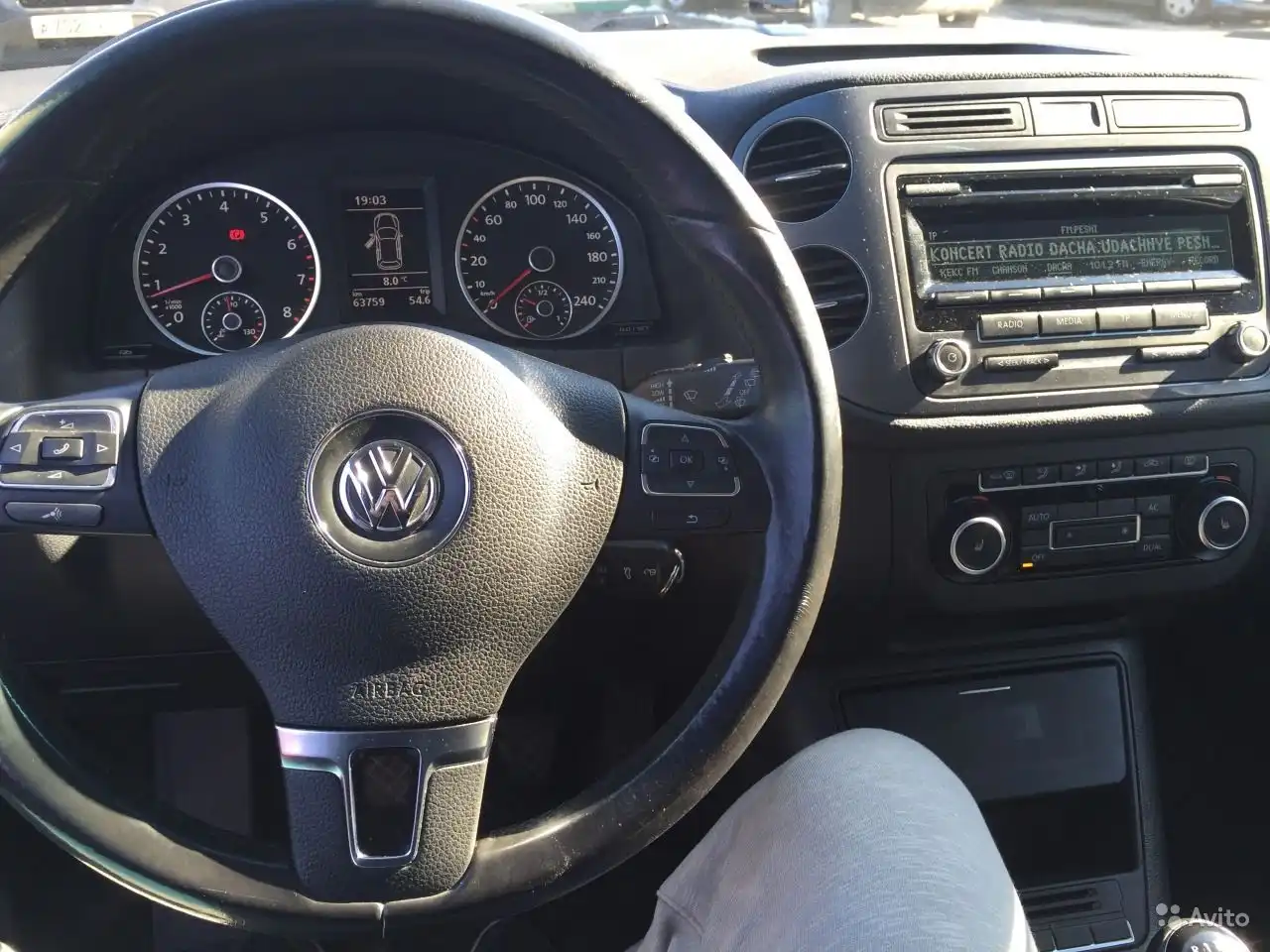 Фото автомобиля VOLKSWAGEN TIGUAN, 2011 — госномер А690РС252. Цвет: синий