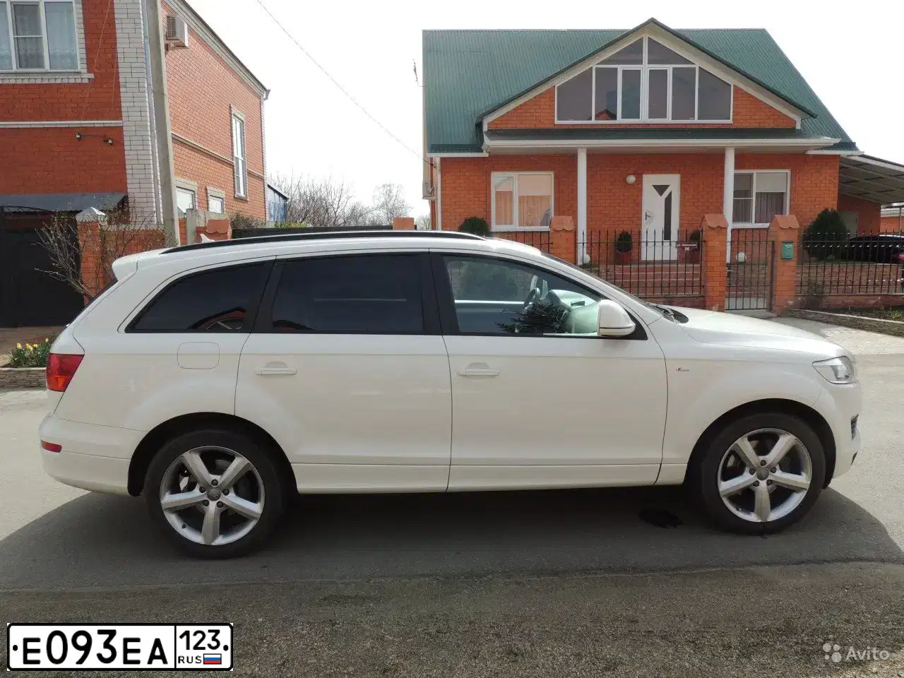 Фото автомобиля AUDI Q7, 2009 — госномер Х824СА790. Цвет: БЕЛЫЙ