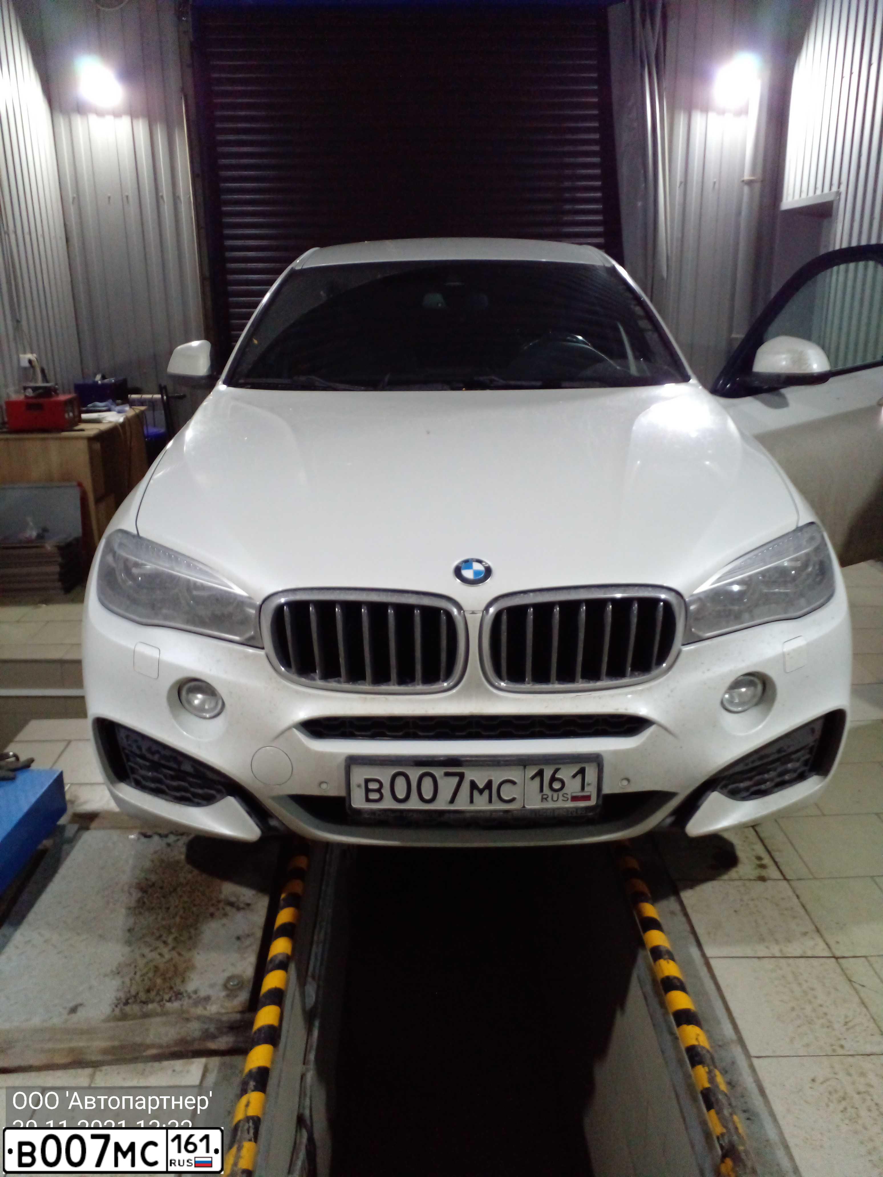 Фото автомобиля BMW SERIE 1, 2009 — госномер В007МС161. Цвет: Белый