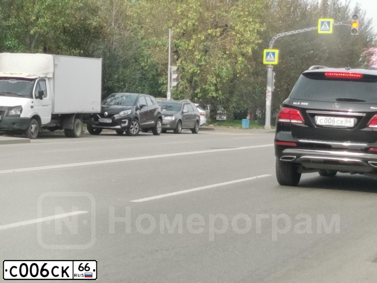 Фото автомобиля MERCEDES C-KLASSE, 2002 — госномер Х487УУ96. Цвет: СВЕТЛО-СЕРЫЙ