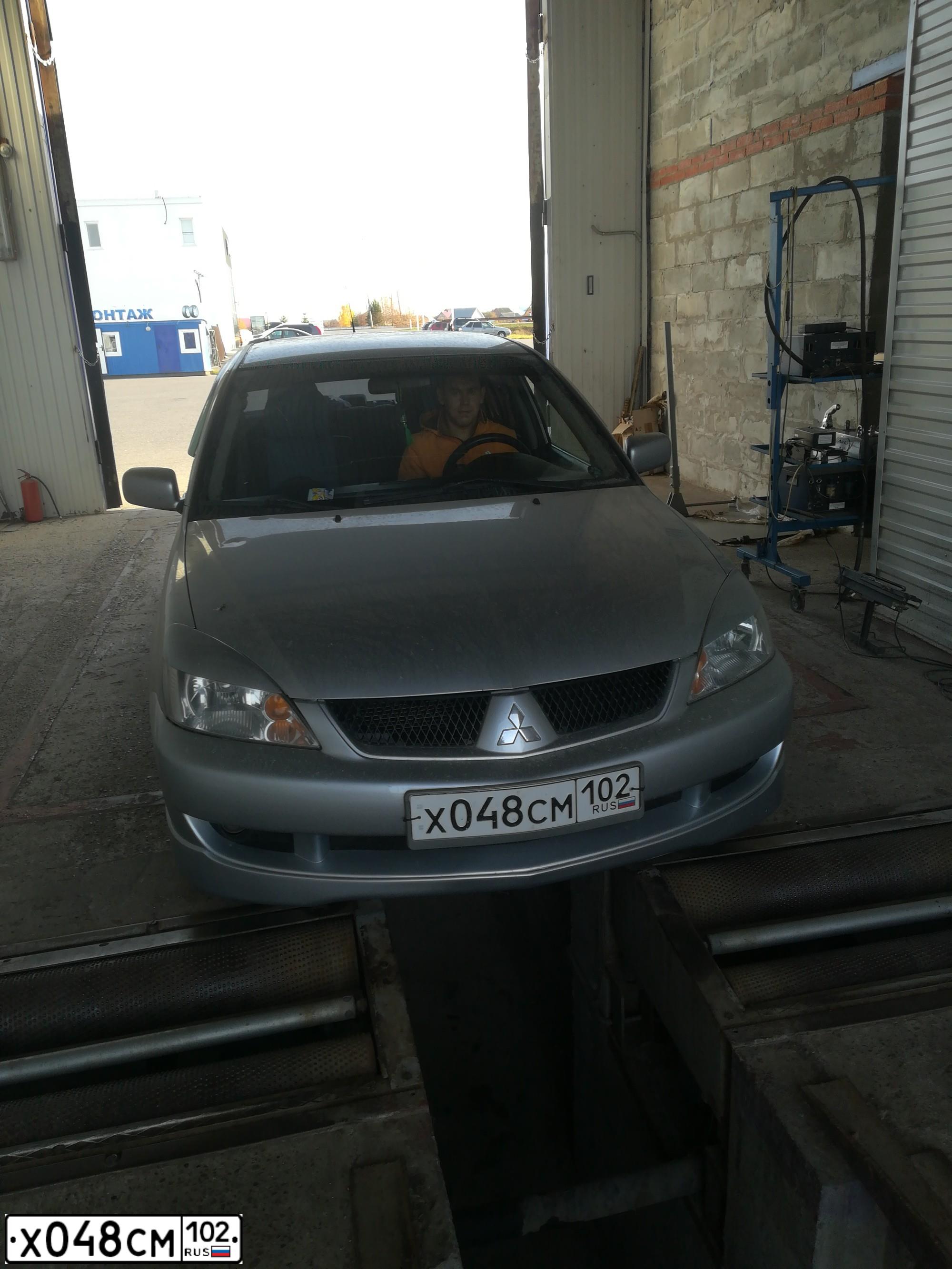 Фото автомобиля MITSUBISHI LANCER, 2007 — госномер Х048СМ102. Цвет: Серебристый