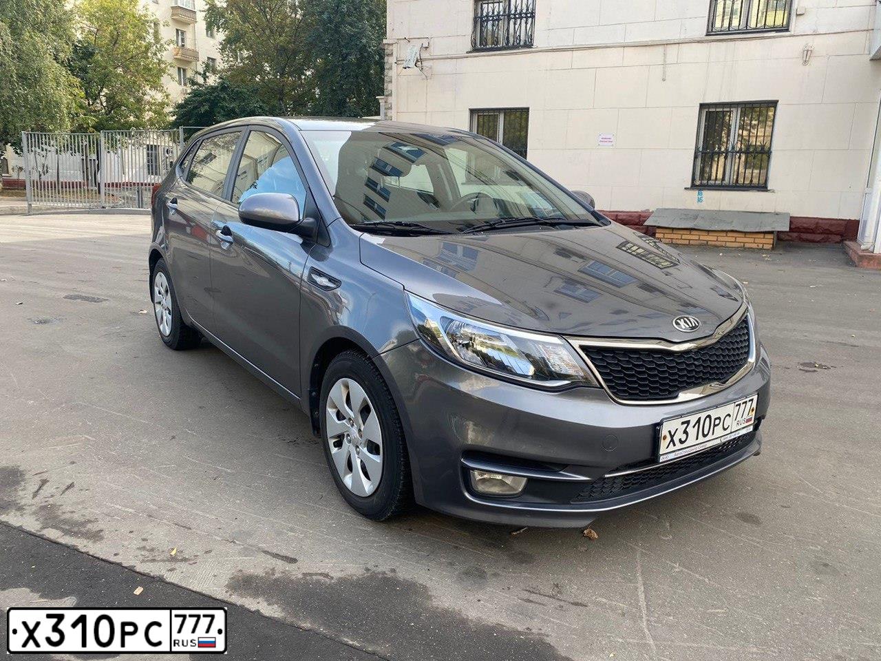 Фото автомобиля KIA RIO, 2016 — госномер Х310РС777. Цвет: ТЕМНО-СЕРЫЙ