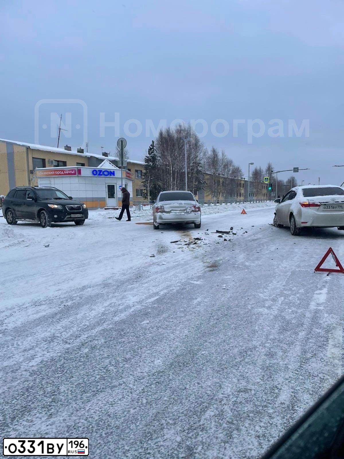 Фото автомобиля TOYOTA COROLLA, 2014 — госномер Н838УМ86. Цвет: Белый