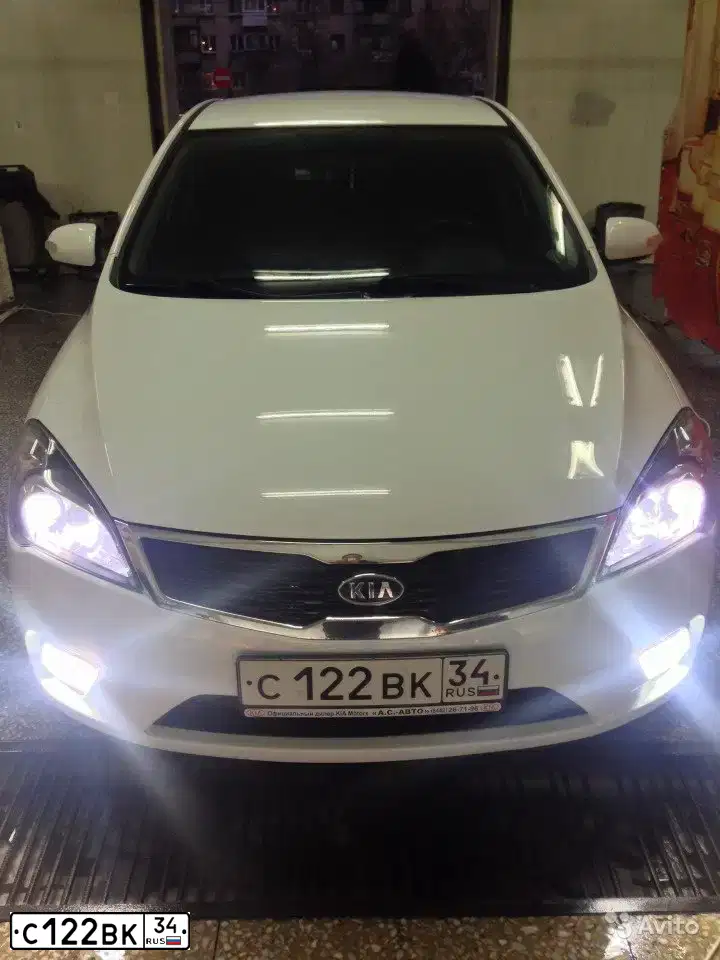 Фото автомобиля KIA CEE'D, 2011 — госномер К496ЕУ136. Цвет: Белый