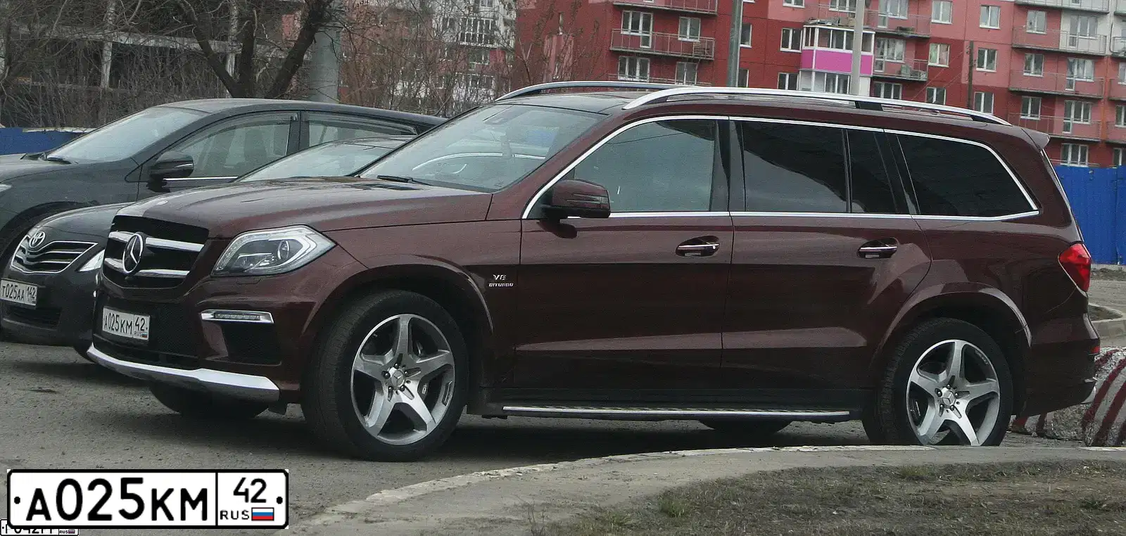 Фото автомобиля MERCEDES GL-KLASSE, 2013 — госномер А025КМ42. Цвет: Красный
