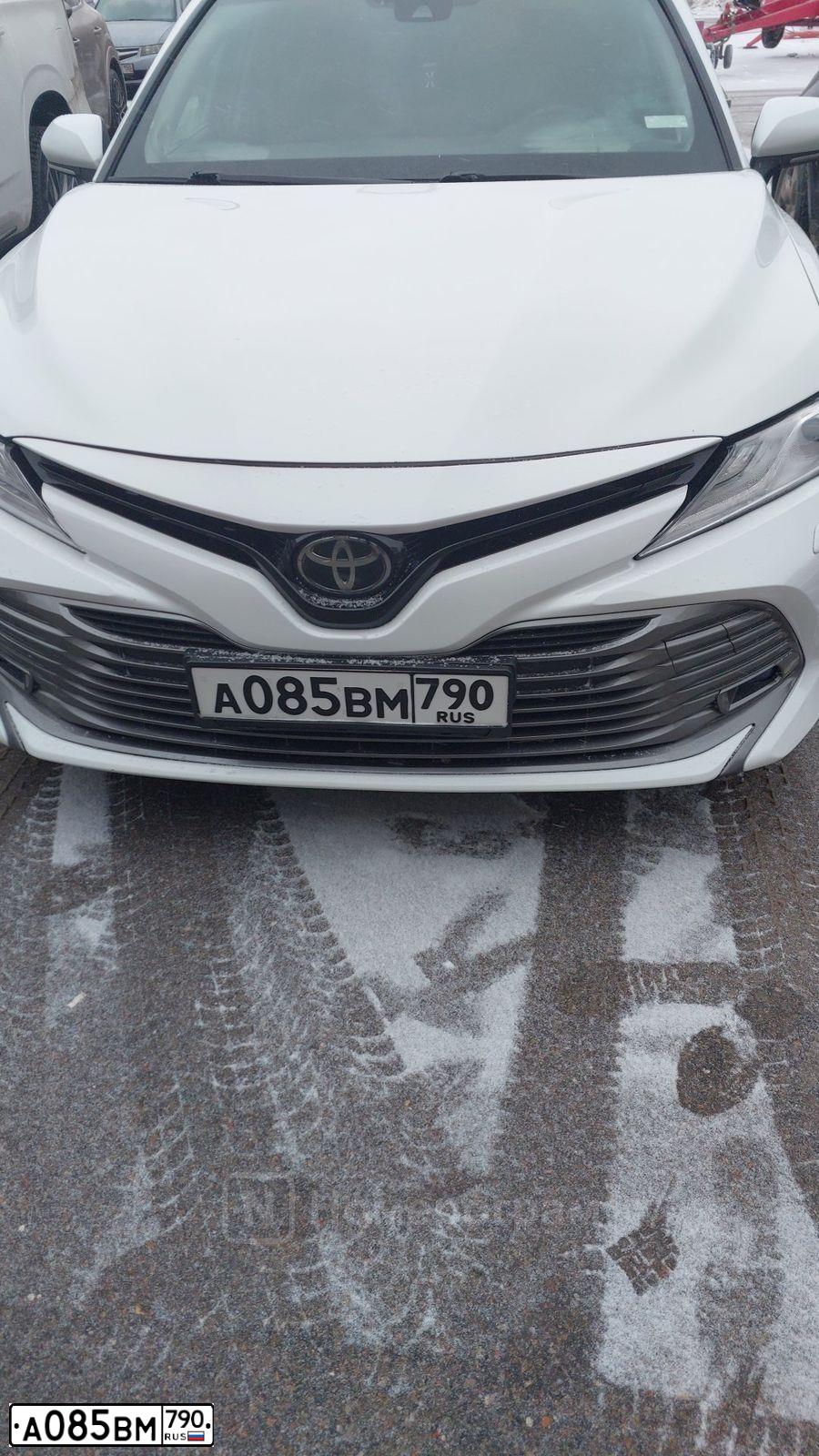 Фото автомобиля TOYOTA CAMRY, 2019 — госномер А085ВМ790. Цвет: Белый