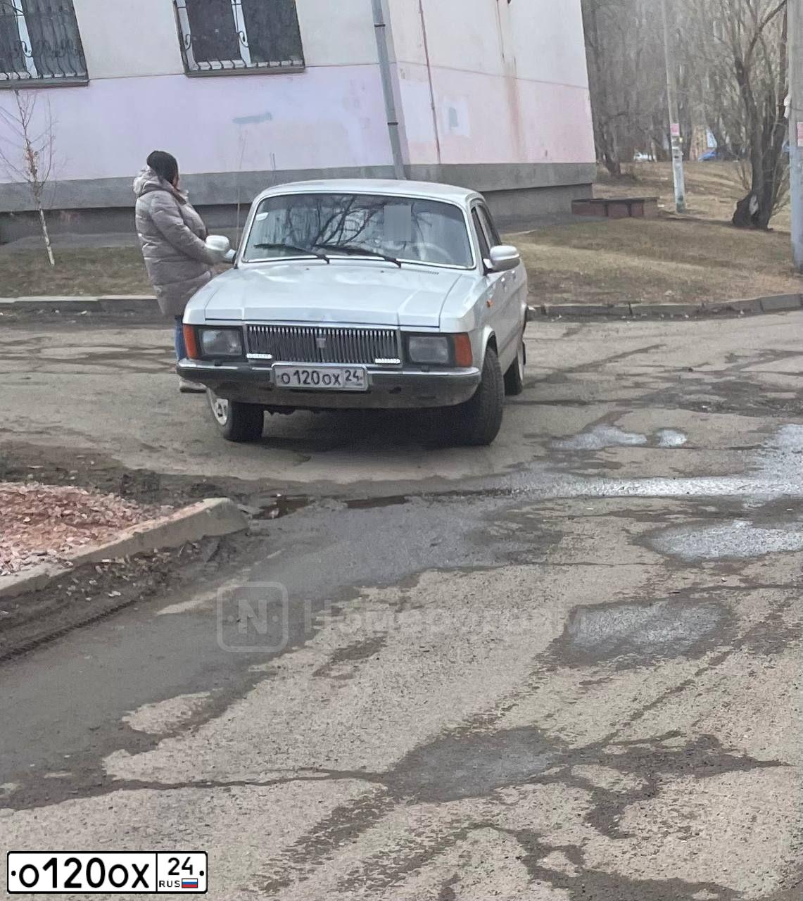 Фото автомобиля GAZ 3102 WOLGA, 2004 — госномер О120ОХ24. Цвет: Серый