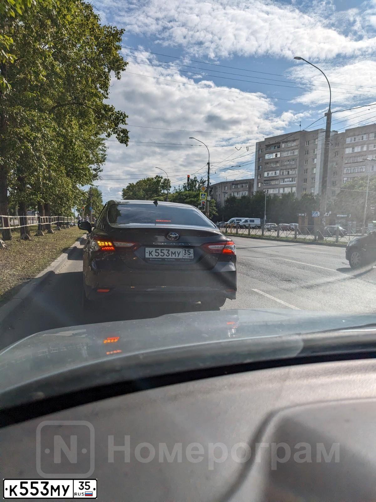 Фото автомобиля TOYOTA CAMRY, 2019 — госномер К553МУ35. Цвет: СЕРО-КОРИЧНЕВЫЙ МЕТАЛЛИК