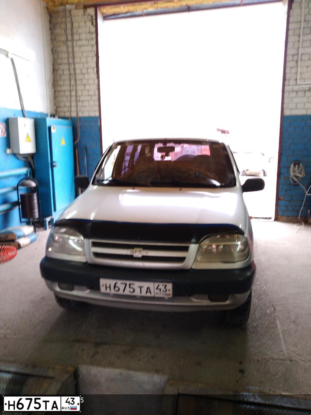 Фото автомобиля CHEVROLET NIVA, 2004 — госномер Н675ТА43. Цвет: Светло-Серебристый металлик