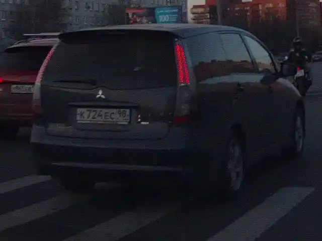 Фото автомобиля MITSUBISHI GRANDIS, 2005 — госномер Р467ТЕ126. Цвет: синий