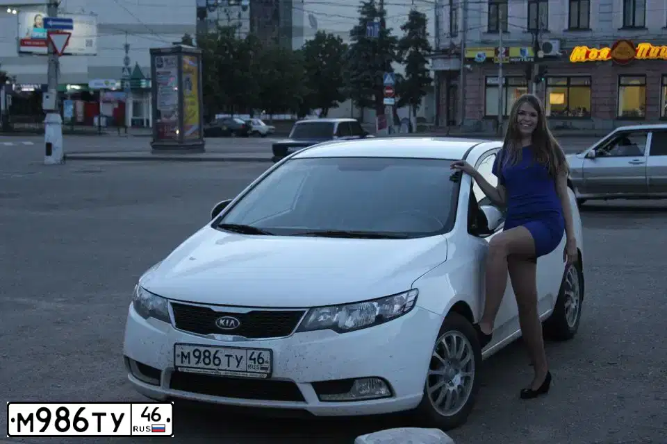 Фото автомобиля KIA CERATO, 2012 — госномер М986ТУ46. Цвет: БЕЛЫЙ