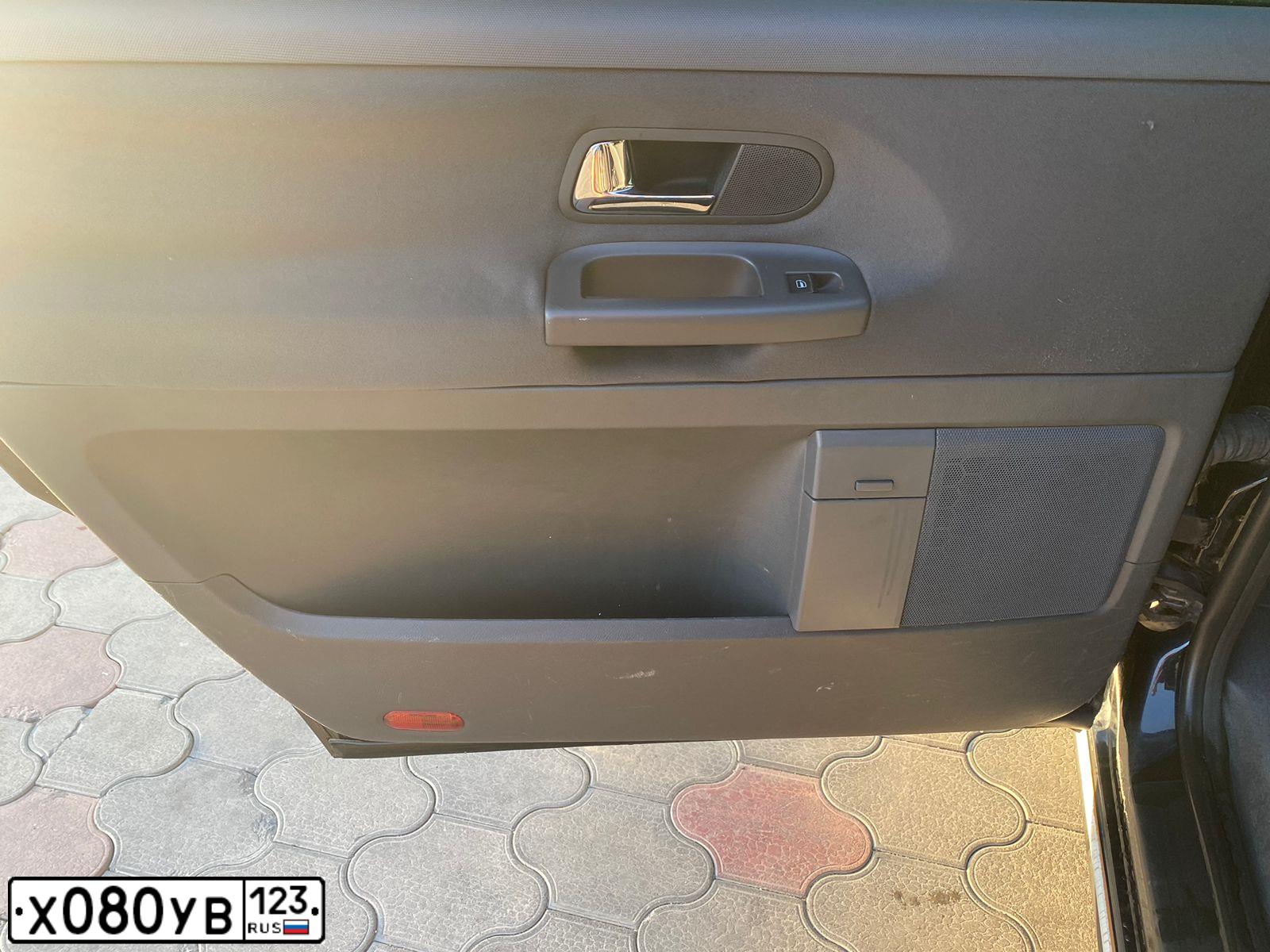 Фото автомобиля VOLKSWAGEN SHARAN, 2008 — госномер Х080УВ123. Цвет: ЧЕРНЫЙ