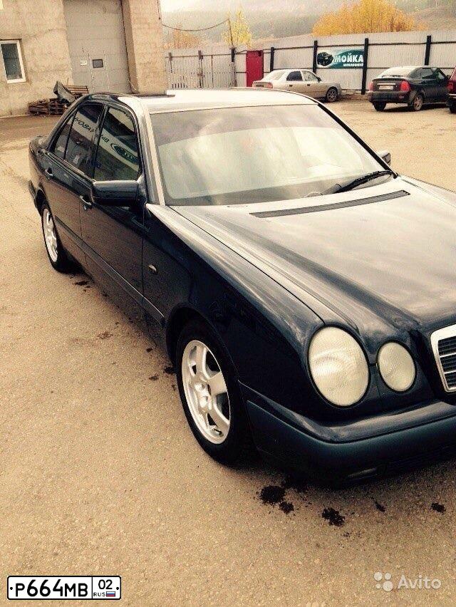 Фото автомобиля MERCEDES E-KLASSE, 1998 — госномер Р664МВ02. Цвет: ТЕМНО-СИНИЙ