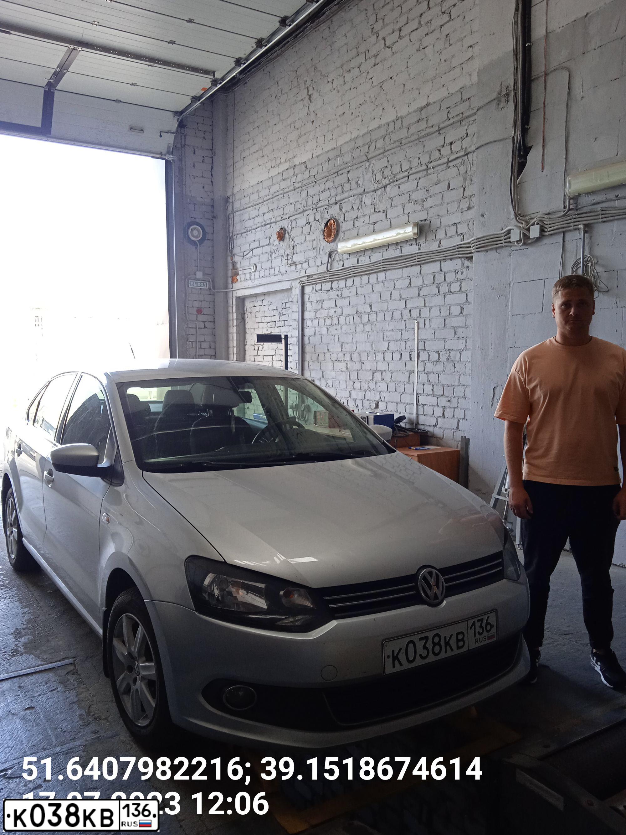 Фото автомобиля VOLKSWAGEN POLO, 2012 — госномер Р246РХ48. Цвет: Серебристый