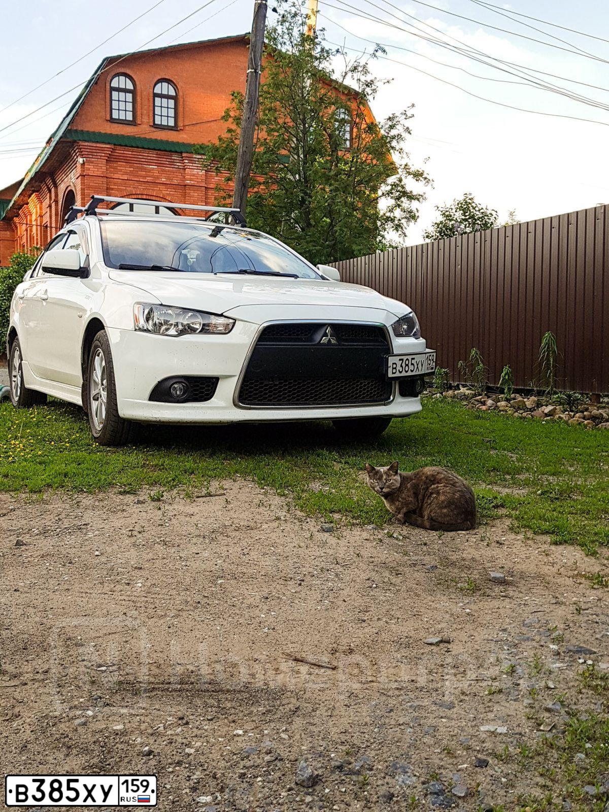 Фото автомобиля MITSUBISHI LANCER, 2013 — госномер О548РУ18. Цвет: БЕЛЫЙ