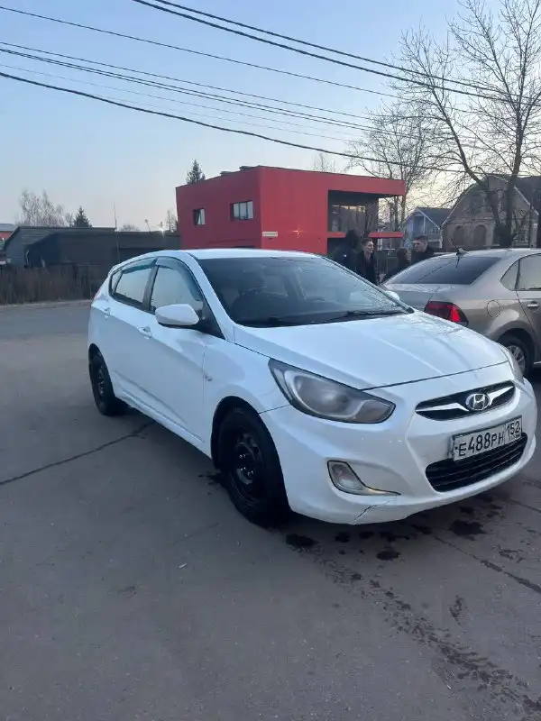 Фото автомобиля HYUNDAI SOLARIS, 2011 — госномер А377НУ180. Цвет: БЕЛЫЙ