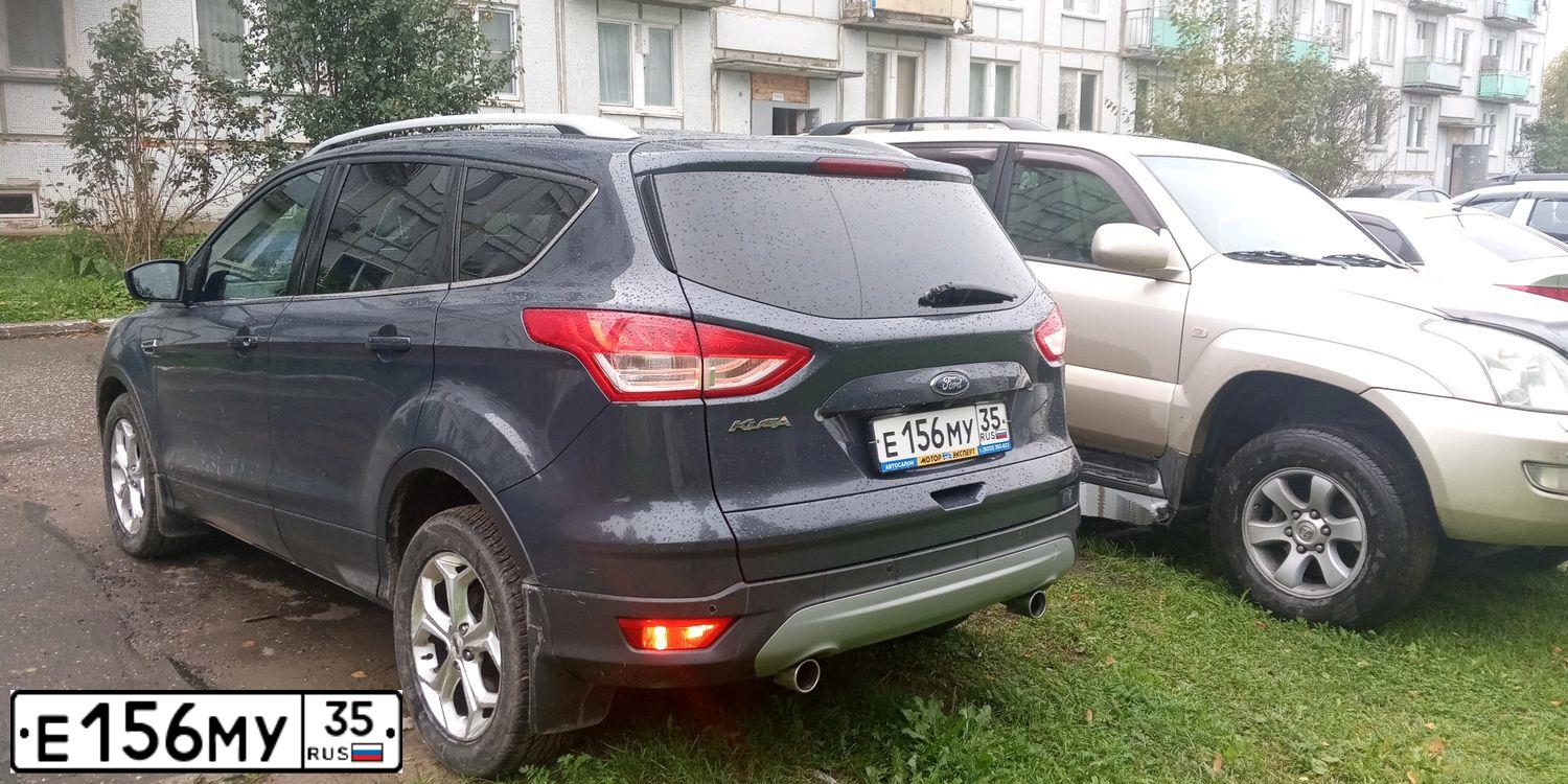 Фото автомобиля FORD KUGA, 2013 — госномер Е156МУ35. Цвет: ТЕМНО-СЕРЫЙ