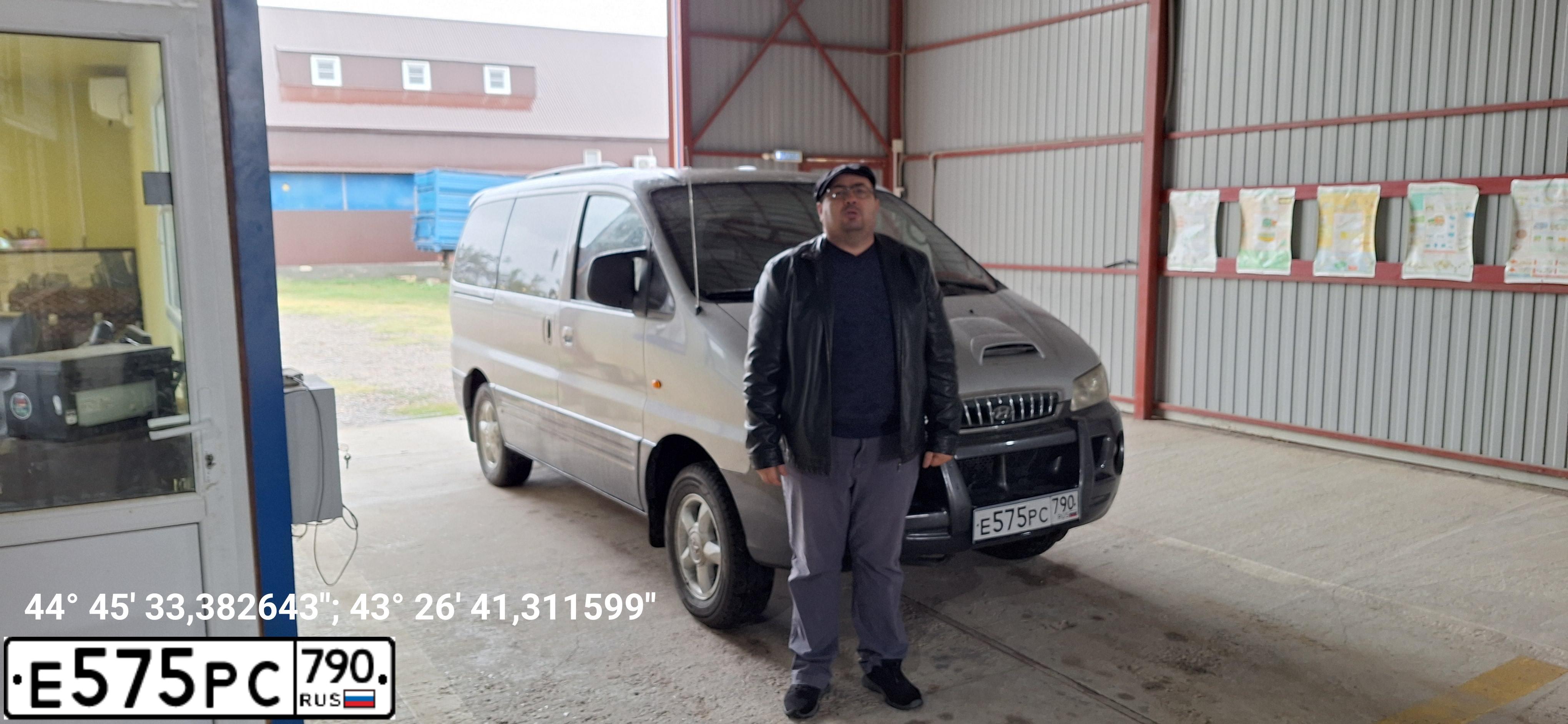 Фото автомобиля HYUNDAI H 1/H 100/STAREX, 2003 — госномер Е575РС790. Цвет: СЕРЫЙ ТЕМНО-СЕРЫЙ