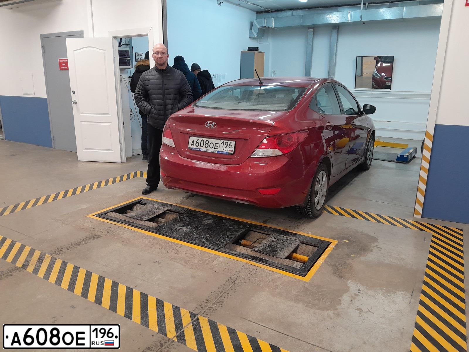Фото автомобиля HYUNDAI SOLARIS, 2013 — госномер А608ОЕ196. Цвет: Красный
