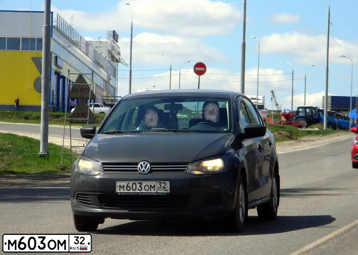 Фото автомобиля VOLKSWAGEN POLO, 2013 — госномер М603ОМ32. Цвет: СЕРЫЙ