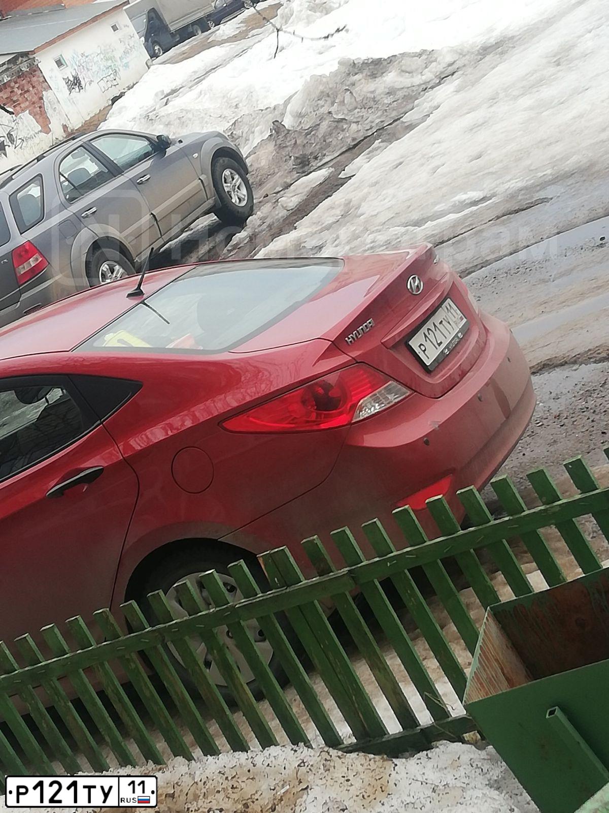 Фото автомобиля HYUNDAI SOLARIS, 2013 — госномер Р121ТУ11. Цвет: Красный