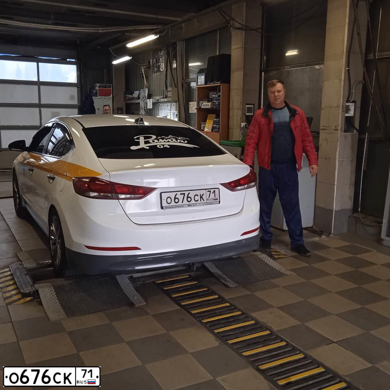 Фото автомобиля HYUNDAI ELANTRA, 2017 — госномер Е467ХР196. Цвет: ТЕМНО-СЕРЫЙ