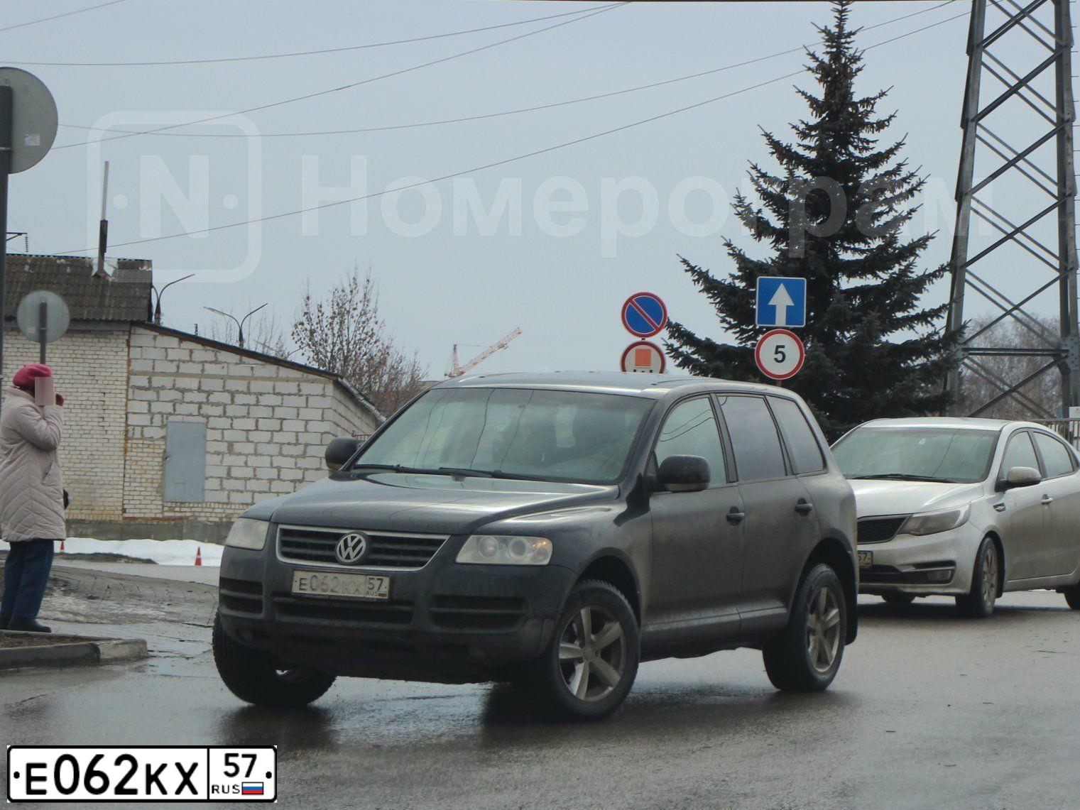 Фото автомобиля VOLKSWAGEN TOUAREG, 2006 — госномер Е062КХ57. Цвет: ЧЕРНЫЙ