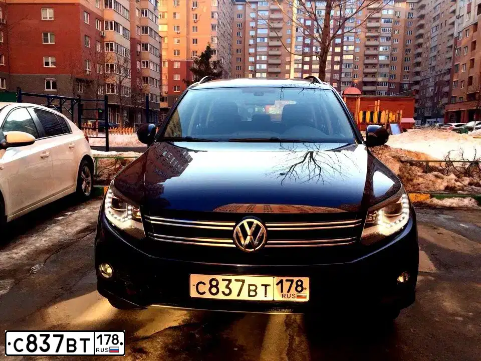 Фото автомобиля VOLKSWAGEN TIGUAN, 2014 — госномер Т250СН750. Цвет: ТЕМНО-СИНИЙ