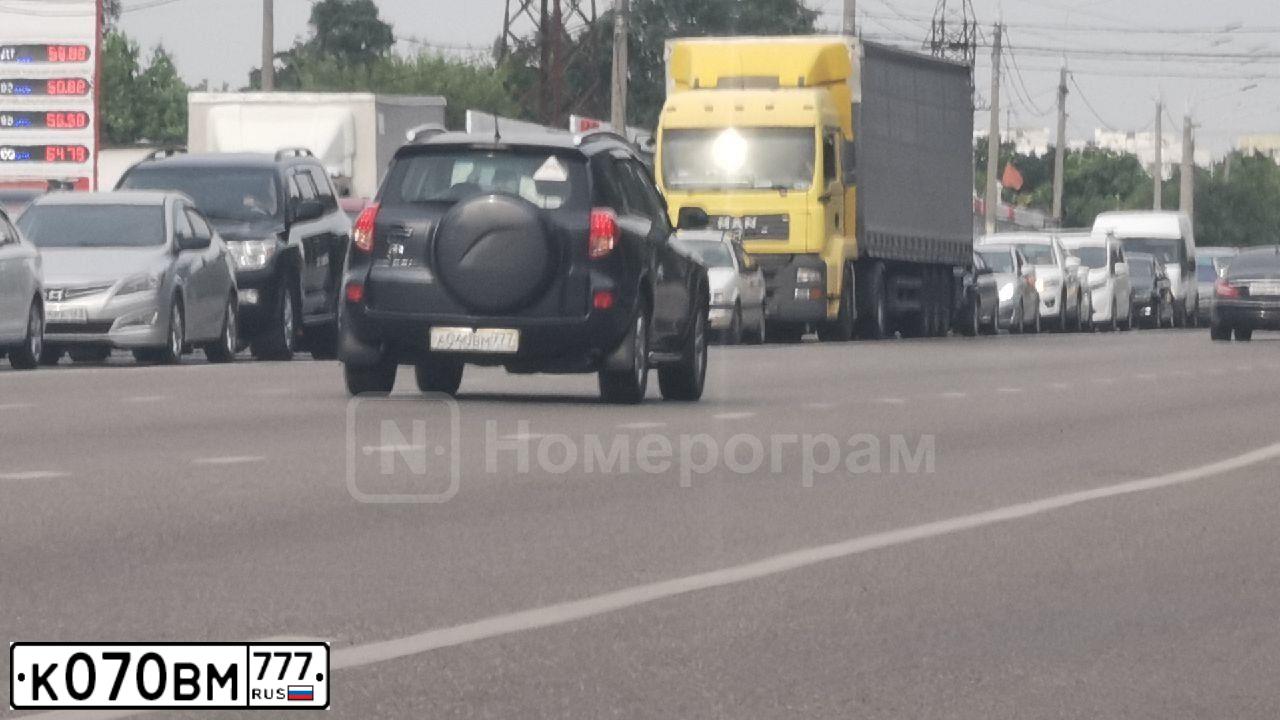 Фото автомобиля NISSAN JUKE, 2013 — госномер К070ВМ777. Цвет: СЕРЕБРИСТЫЙ