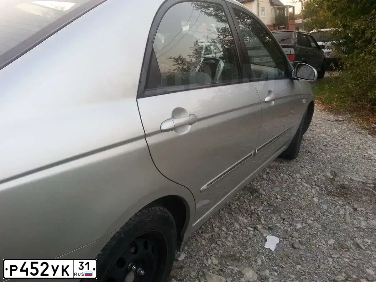 Фото автомобиля RENAULT SANDERO, 2011 — госномер Р452УК31. Цвет: КРАСНЫЙ