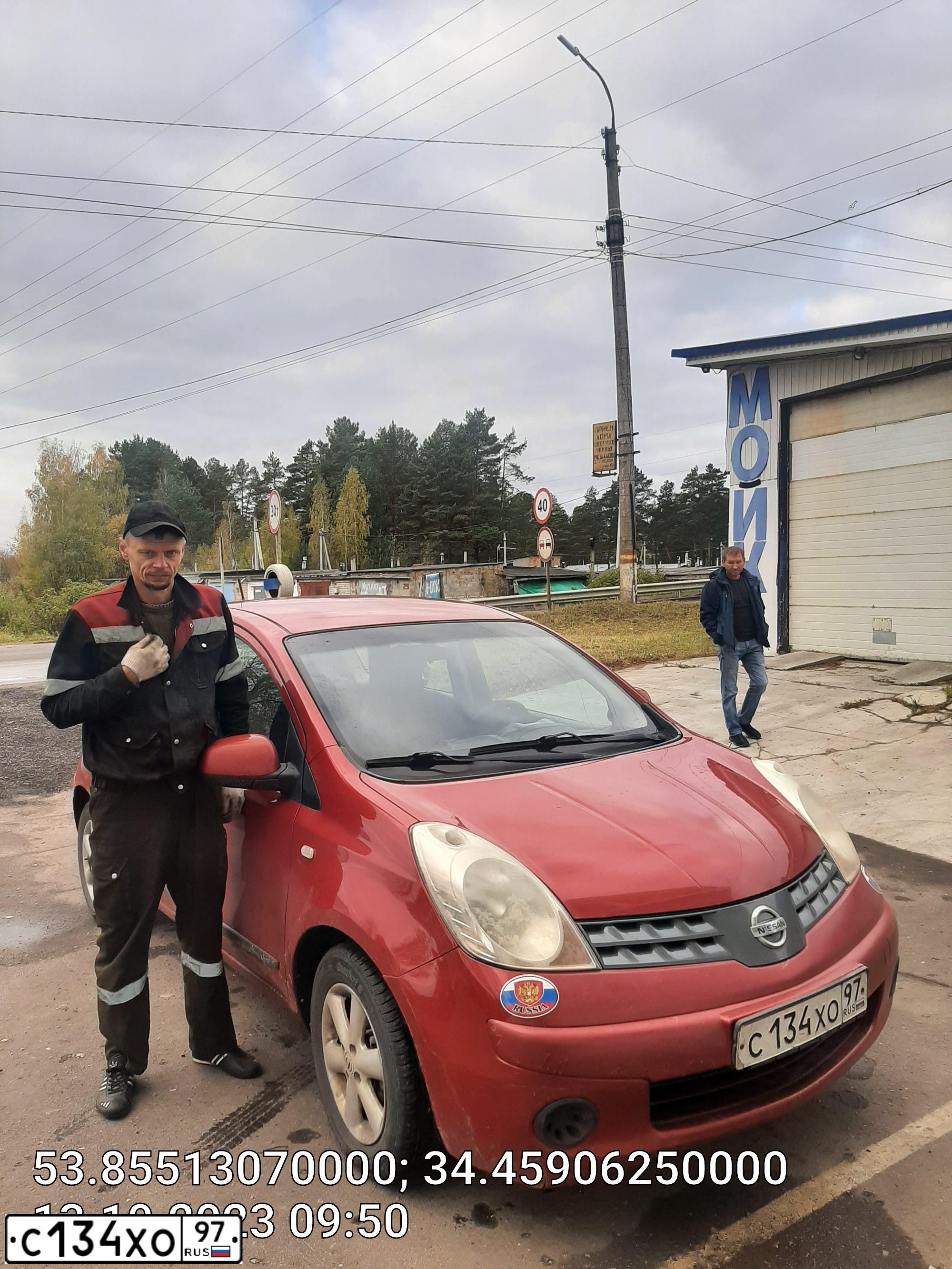 Фото автомобиля NISSAN NOTE LUXURY, 2008 — госномер Р423УА40. Цвет: ВИШНЕВЫЙ